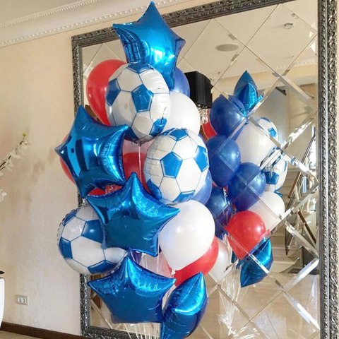 композиция из шаров с футбольными мячами