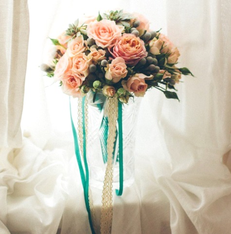 Свадебный букет невесты с кустовыми розами