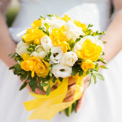 Букет невесты с желтыми фрезиями и белой эустомой