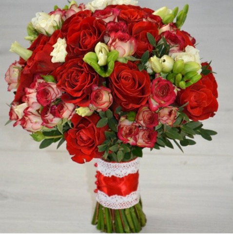 Букет невесты с красными розами и фрезией