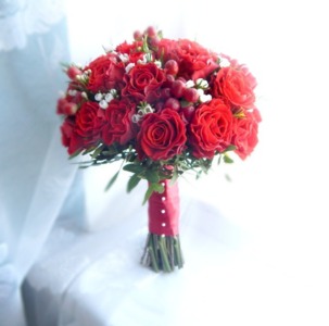Букет невесты из красных роз и гиперикума